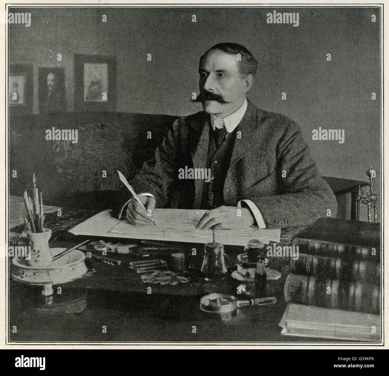 Compositeur anglais Sir Edward Elgar écrit à son bureau au Malvern Wells Date : 1857 - 1934 Banque D'Images