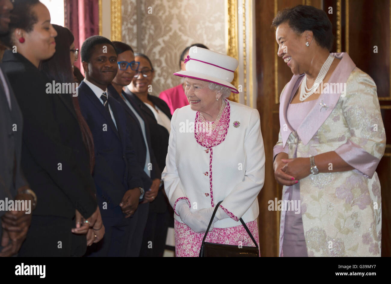 La reine Elizabeth II et le secrétaire général du Commonwealth Patricia Scotland QC (droite) Rencontrez le personnel de Marlborough House, Londres, où elle a lancé un nouveau moyeu du Commonwealth qui réunit des organismes du Commonwealth au même endroit pour créer un partenariat, dynamique, novateur et façon de travailler. Banque D'Images