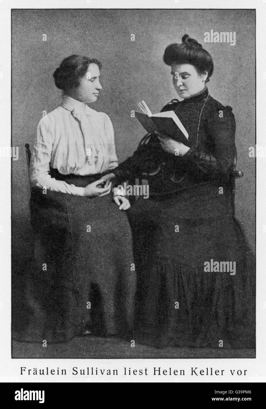 HELEN ADAMS KELLER (1880-1968), auteur et conférencier américain, aveugle, sourd et muet à partir de l'âge de 19 mois ; être 'read' de par son tuteur, Anne Sullivan Macy Banque D'Images