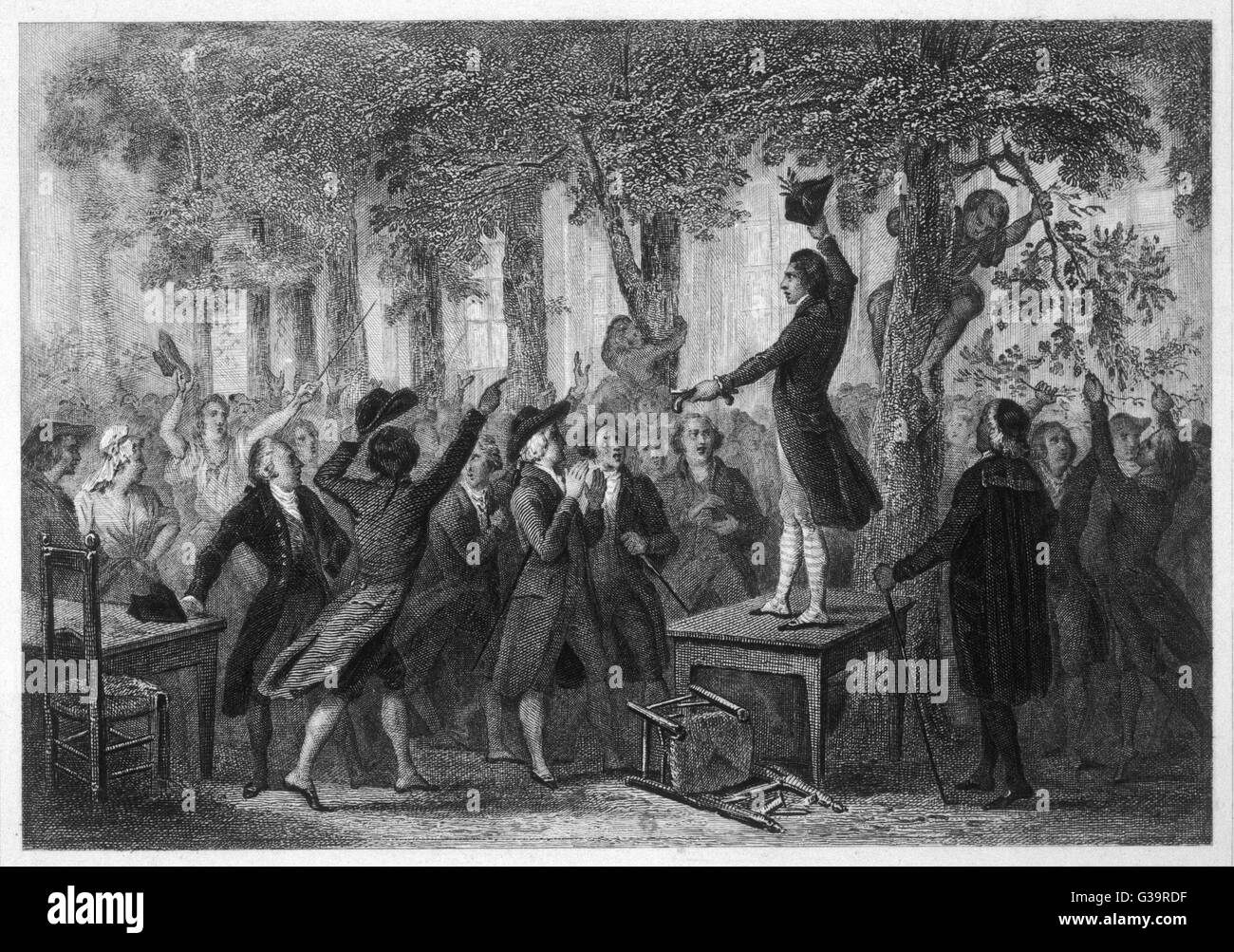 Dans les jardins du Palais Royal, Camille Desmoulins monte une table au Café Foi. Brandissant une paire de pistolets, il appelle la foule dimanche après-midi à l'action. Date : 12 juillet 1789 Banque D'Images