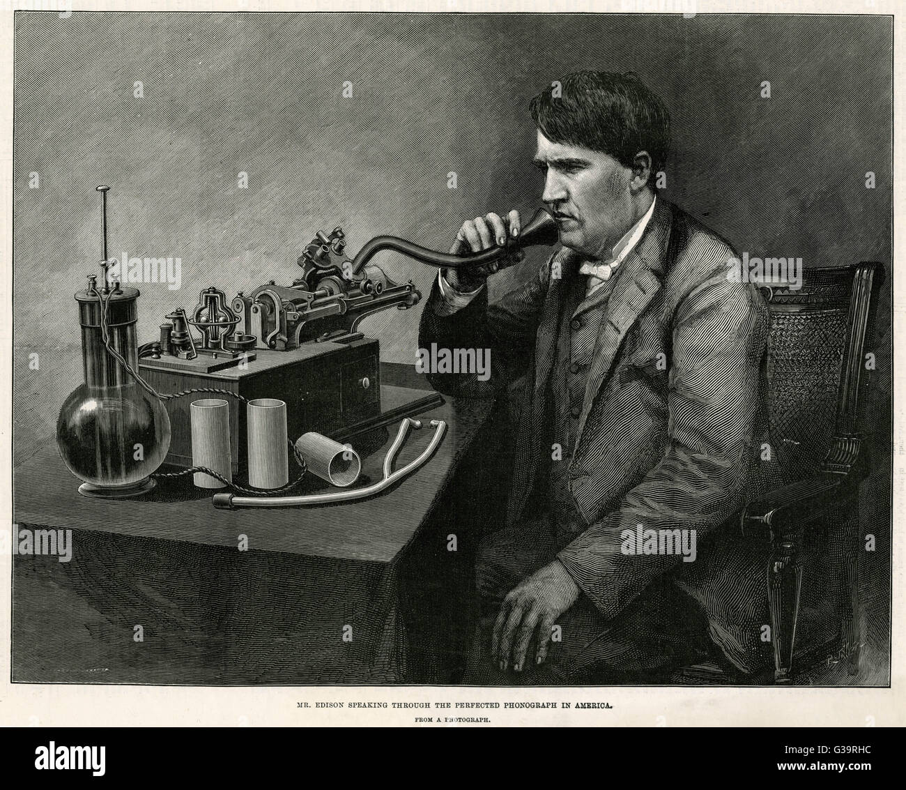 THOMAS Alva Edison inventeur américain parlant à travers son phonographe amélioré en Amérique Date : 1847 - 1931 Banque D'Images