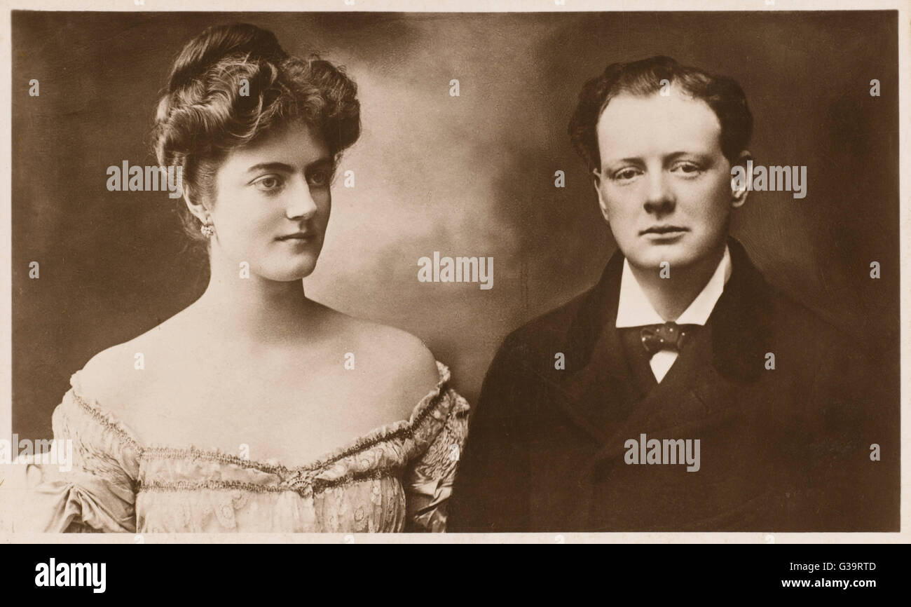 WINSTON CHURCHILL avec sa fiancée, Mlle Clémentine Hozier, à l'occasion de leur engagement Date : 1908 Banque D'Images
