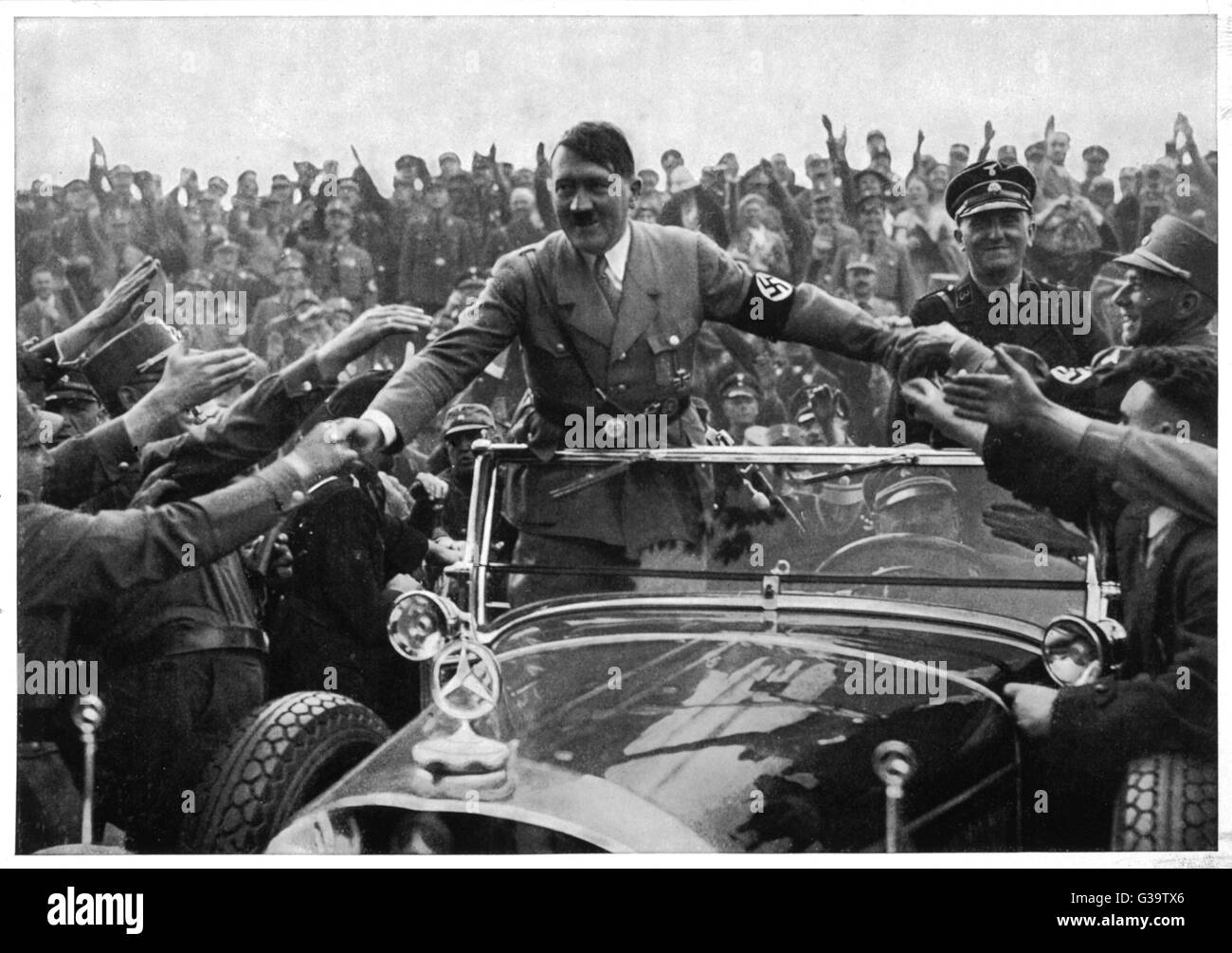 Les partisans d'admirer Adolf Hitler à Nuremberg en 1933 Date : 1889 - 1945 Banque D'Images