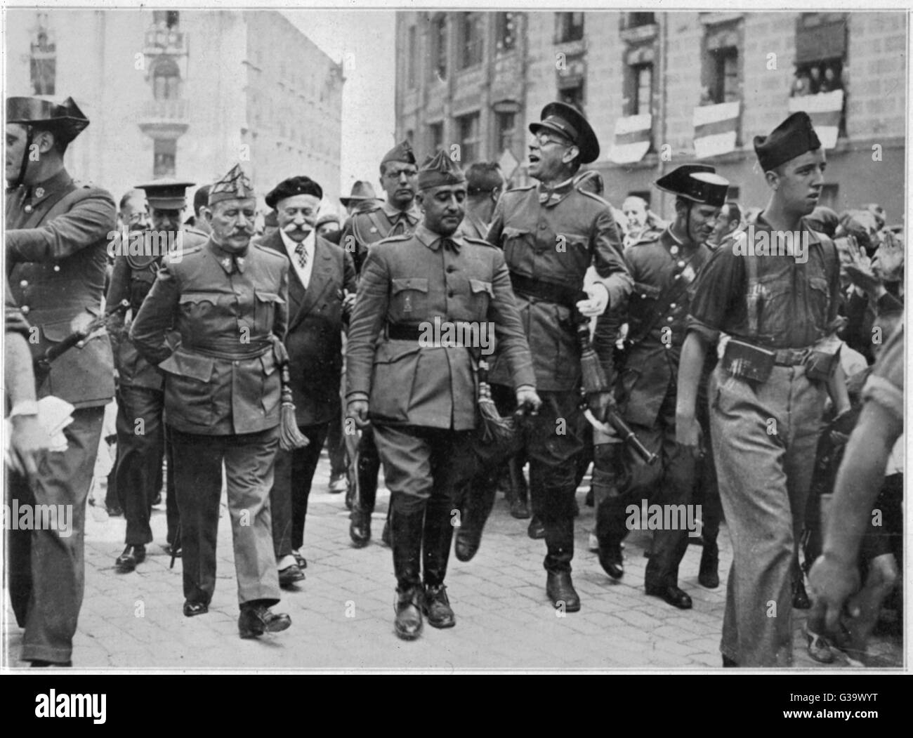 Le général Franco promenades à travers les rues de Burgos, avec les généraux Cavalcanti et Mola, et de nombreux soldats de la forces nationalistes Date : 1936 Banque D'Images