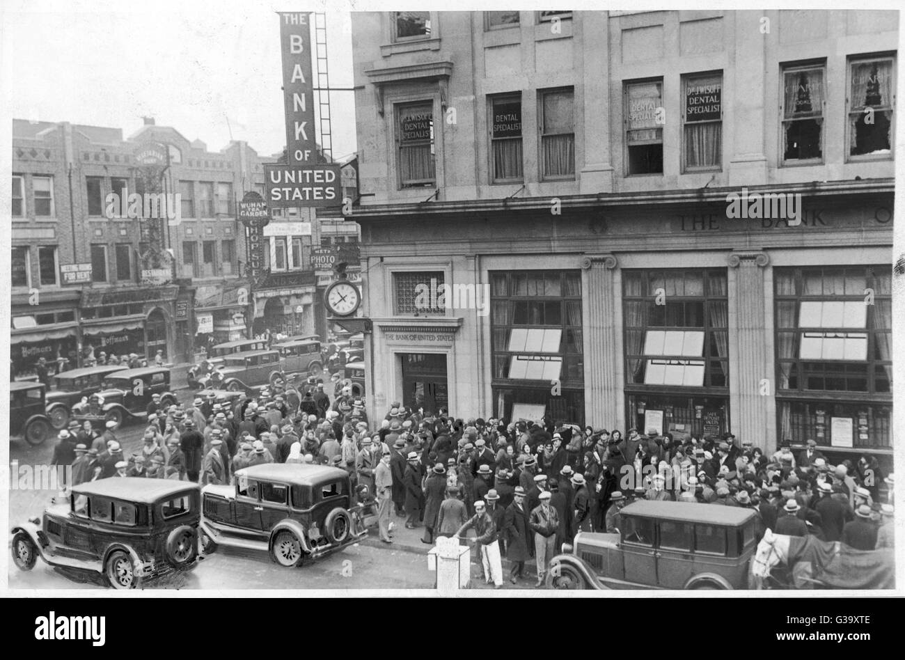 Crise financière en Amérique latine : la foule à l'extérieur de la forme comme Brooklyn succursale de la Banque de l'United States ferme ses portes Date : 11 Décembre 1930 Banque D'Images