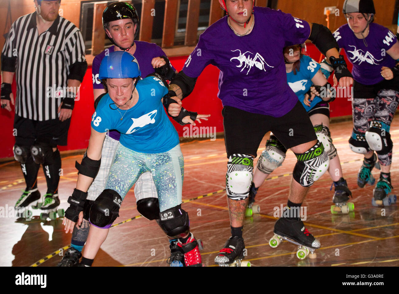 L'expression émotionnelle sur le roller derby jammer en bleu pâle Banque D'Images