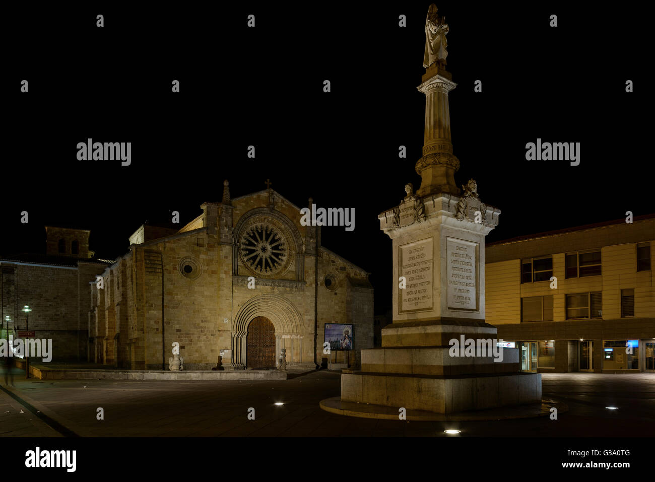 La Place de Santa Teresa, façade de l'église de San Pedro et porte principale. Avila, Castille et Leon, Espagne. Banque D'Images