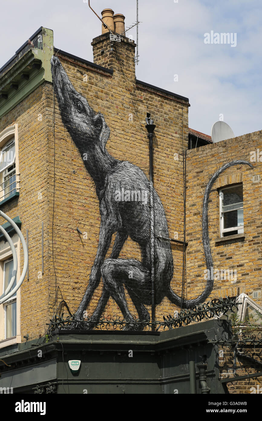 Peinture murale d'un chien sur le Victoria Inn, Bellenden Road, Peckham par artiste de rue international Roa, connu pour ses images d'animaux Banque D'Images
