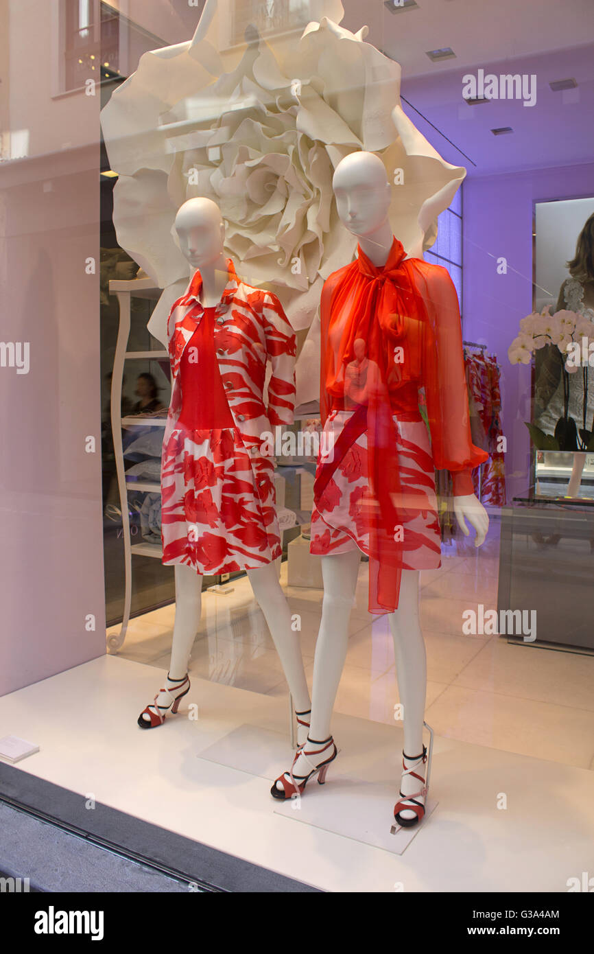 Vitrines de femmes sacs en cuir,chaussures et accessorizes de collection  printemps/été dans la Via della Spiga, à Milan, Italie Photo Stock - Alamy