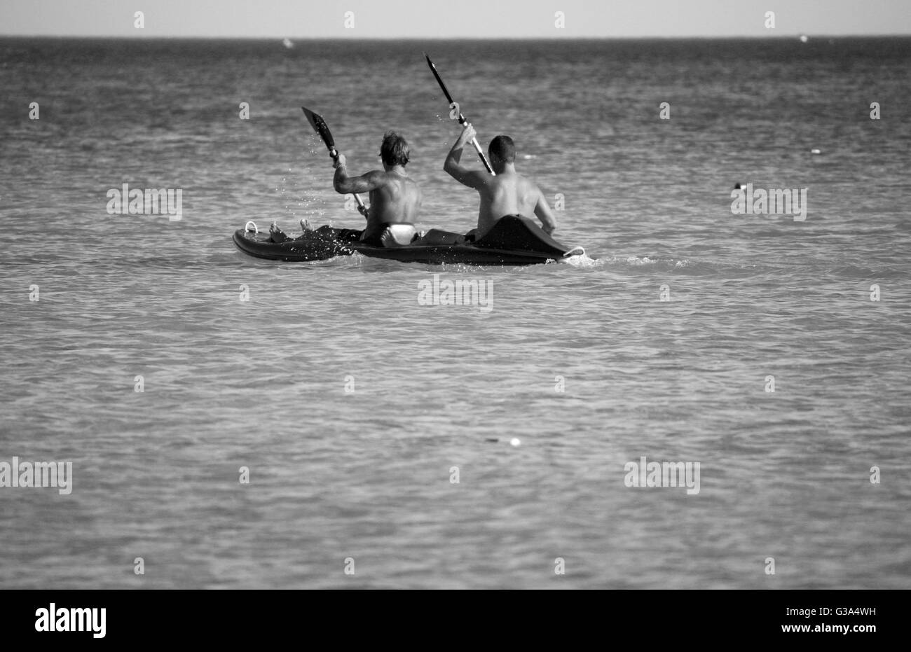 Deux gars canoing dans la mer Banque D'Images
