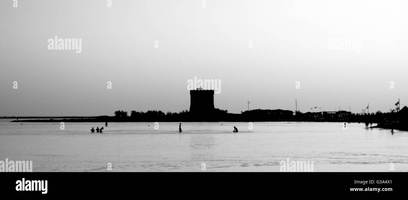 Bain en mer à la tombée de la Puglia, Italie Banque D'Images