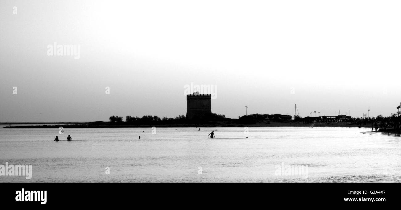 Bain en mer à la tombée de la Puglia, Italie Banque D'Images