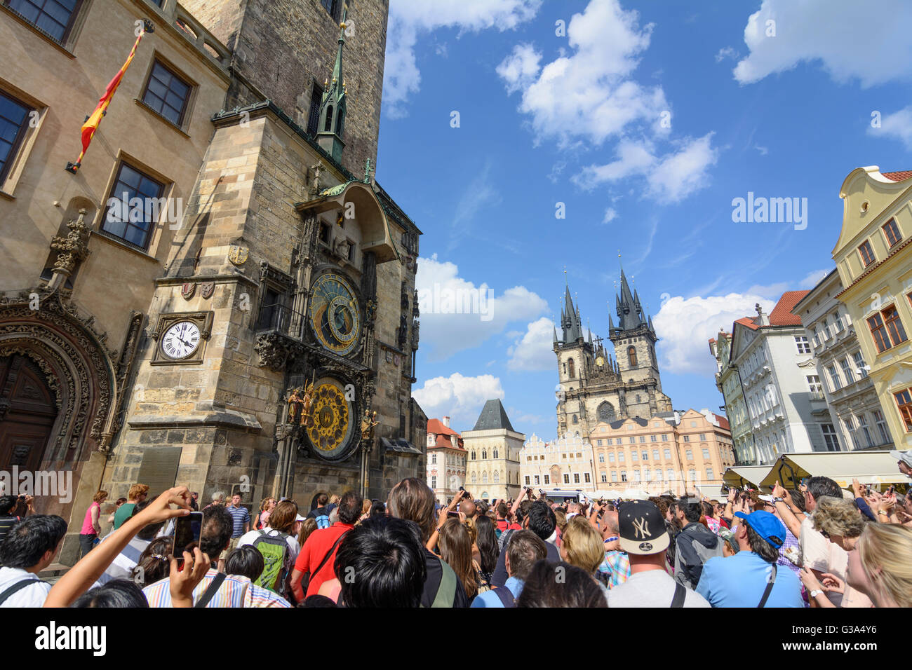 Place de la vieille ville avec l'horloge astronomique sur l'Ancien hôtel de ville et l'église de Tyn, la République tchèque, Praha, Prague, Prague, Praha (Prague), Pr Banque D'Images
