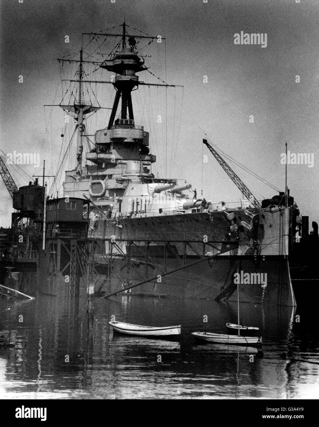 AJAXNETPHOTO. 1920-1930S. PORTSMOUTH, Angleterre. BATTLESHIP - REPOSER - un cuirassé de Classe Royal Sovereign, éventuellement le HMS ROYAL OAK (10/1939) IRRÉCUPÉRABLES OU HMS VENGEANCE, DANS L'énorme dock flottant SITUÉ À NR FLATHOUSE Quay. Remarque La LINKSPAN RELIANT LA JETÉE DU LAC FONTAINE À QUAI. SISTER SHIP ROYAL SOVEREIGN A ÉTÉ CONSTRUIT À Portsmouth. PHOTO:AJAX VINTAGE PHOTO LIBRARY REF :()AVL___CHÊNE ROYAL DD__BP 1 Banque D'Images
