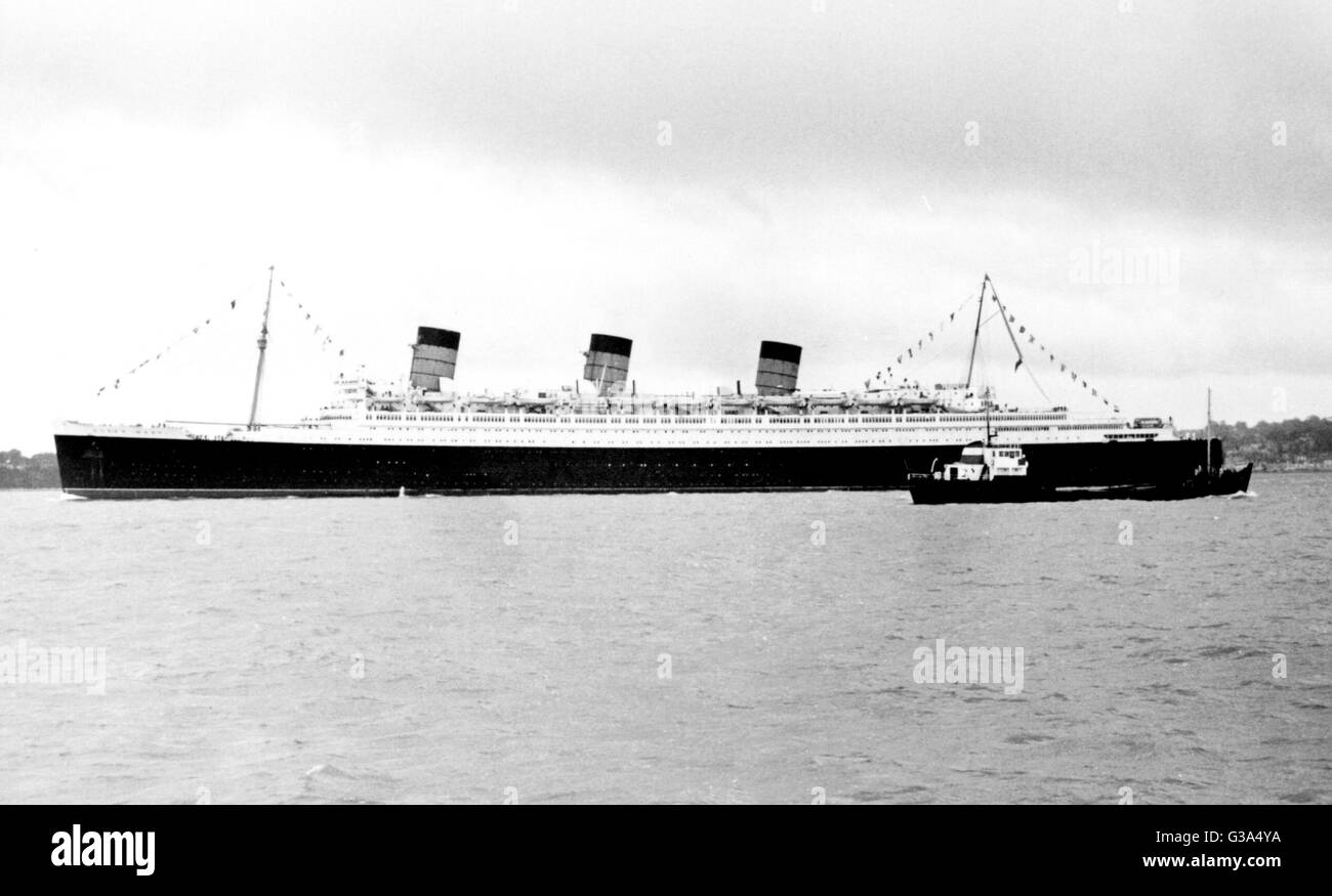 AJAXNETPHOTO. 31 octobre, 1967. SOLENT, en Angleterre. - Dernier voyage - paquebot transatlantique CUNARD QUEEN MARY habillés dans l'ensemble TÊTE DU SOLENT SOUS UN CIEL DE PLOMB SUR SON ULTIME VOYAGE À LONG BEACH EN CALIFORNIE. PHOTO:JONATHAN EASTLAND/AJAX REF:311067 4 Banque D'Images