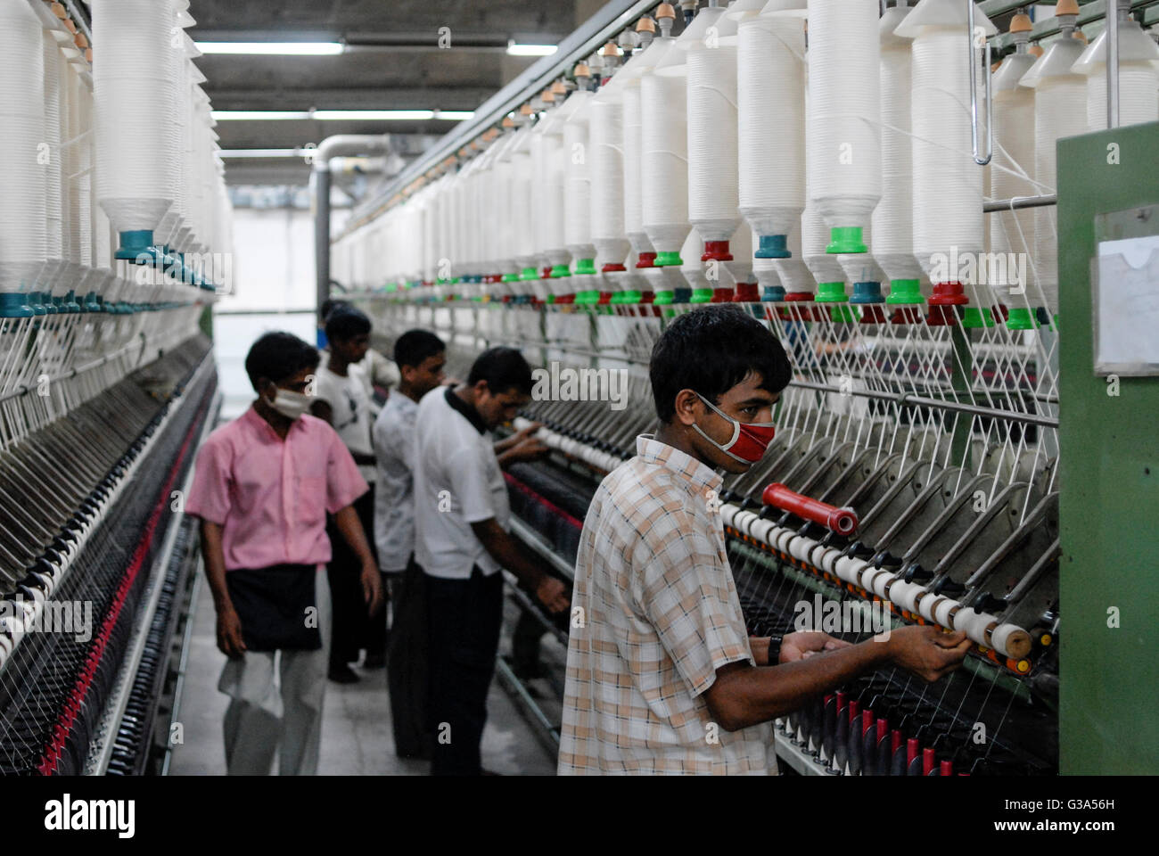 Le BANGLADESH , industrie textile au Bangladesh , Beximco fabrique de  textiles produisent des jeans pour l'exportation pour l'ouest, l'unité de  filature d'escompteur pour la production de fils de coton de fibre