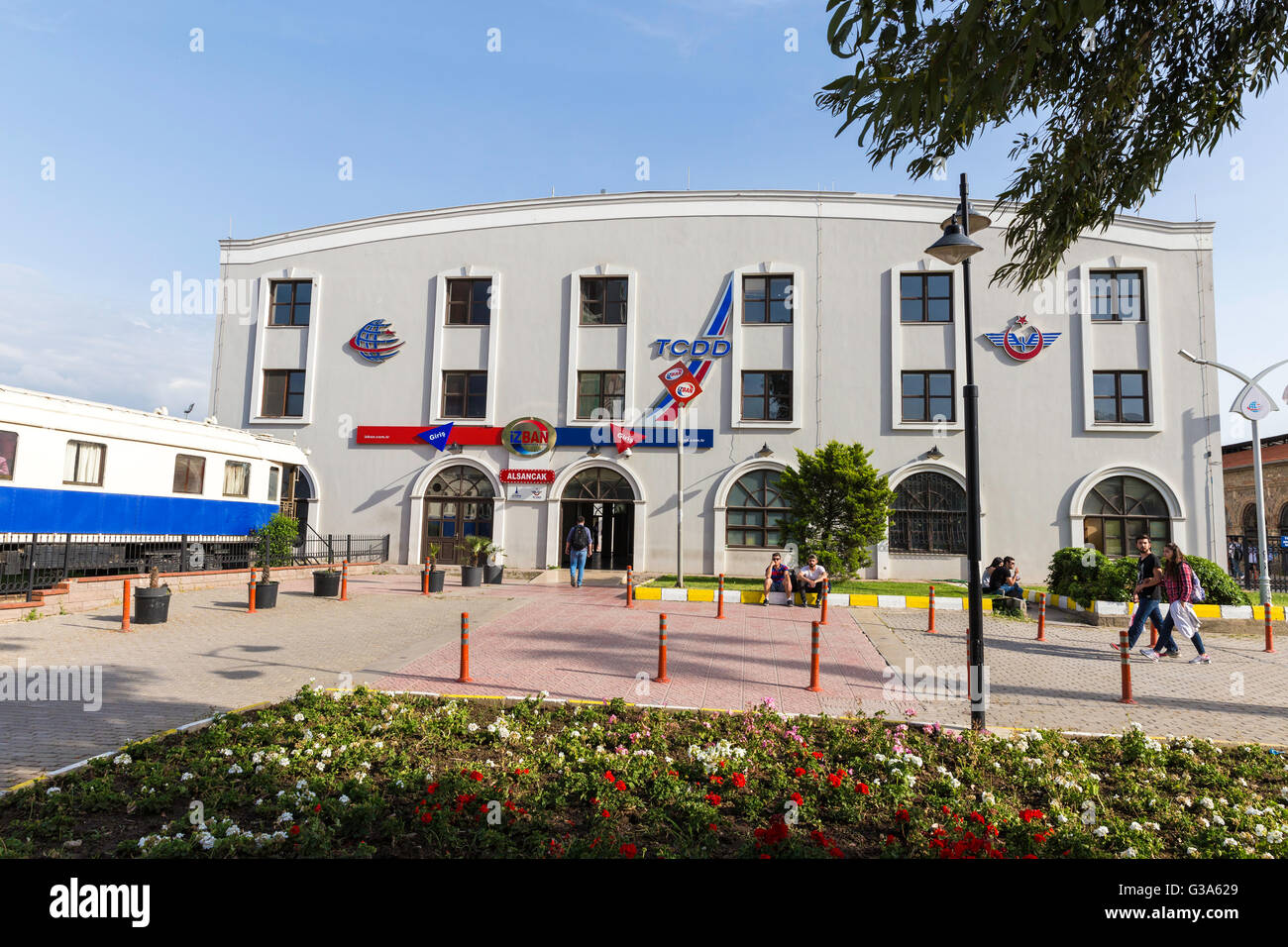 Vue de la façade de la gare d'Alsancak IZBAN à Izmir. IZBAN, parfois appelé Egeray. Banque D'Images