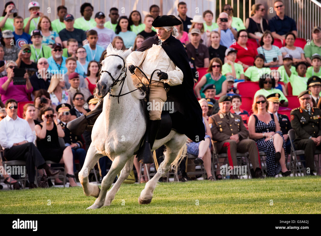 Performance de tatouage au crépuscule de l'armée AMÉRICAINE Arlington Virginie // ARLINGTON, Virginie — Un interprète à cheval représente la course de Paul Revere lors de la performance de tatouage au crépuscule de l'armée américaine. Ce concours militaire public gratuit a lieu sur le terrain de la base commune Myer-Henderson Hall à Arlington. L'événement met en valeur la précision et la discipline des unités cérémonielles de l'armée américaine, y compris le 3rd U.S. Infantry Regiment (The Old Guard) et la bande de l'armée américaine « Pershing's Own ». Banque D'Images