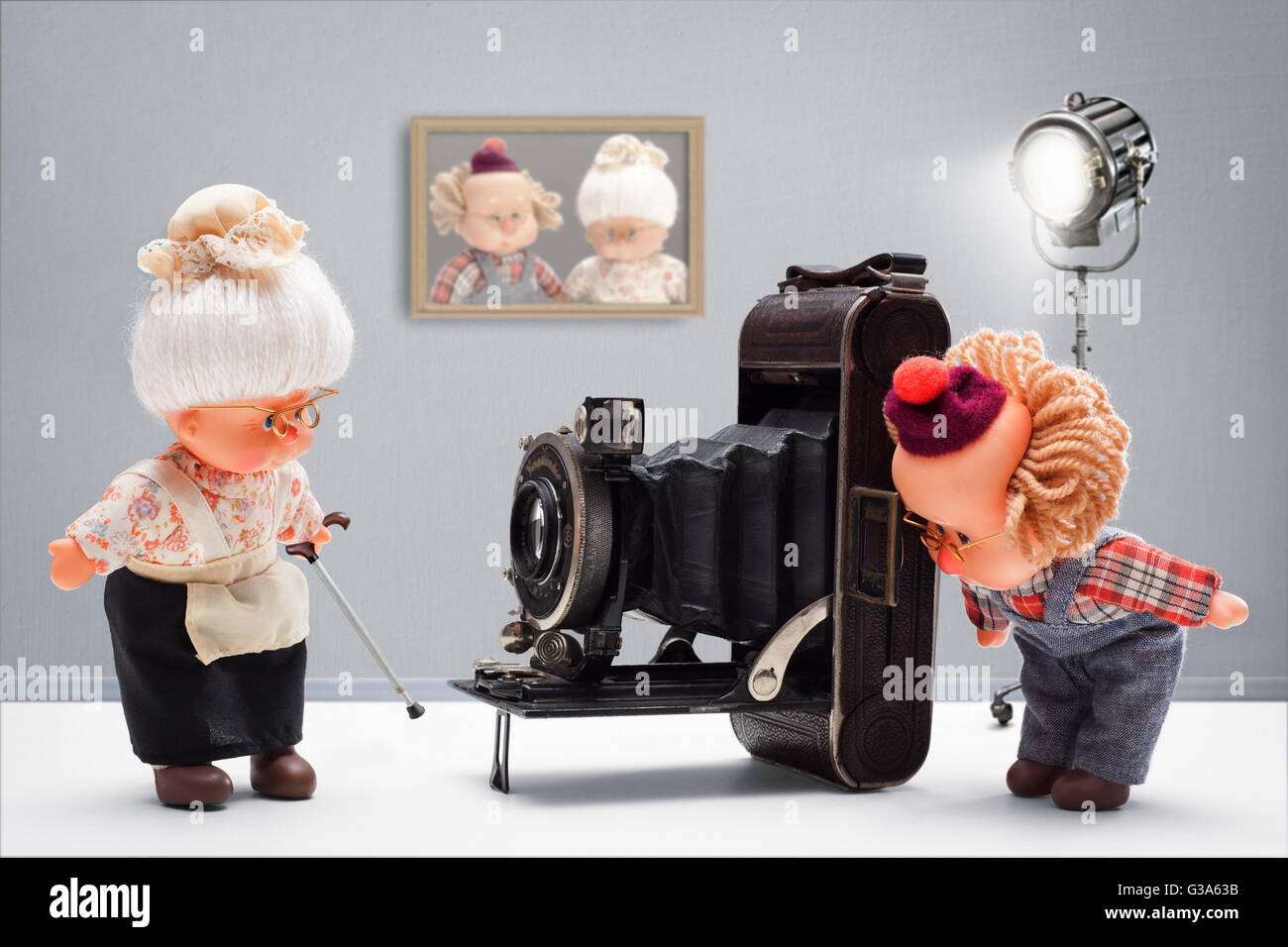 Des marionnettes, photographe principal avec passion jusqu'à la fin, des photos de ses vieilles dames avec vintage camera dans son studio Banque D'Images