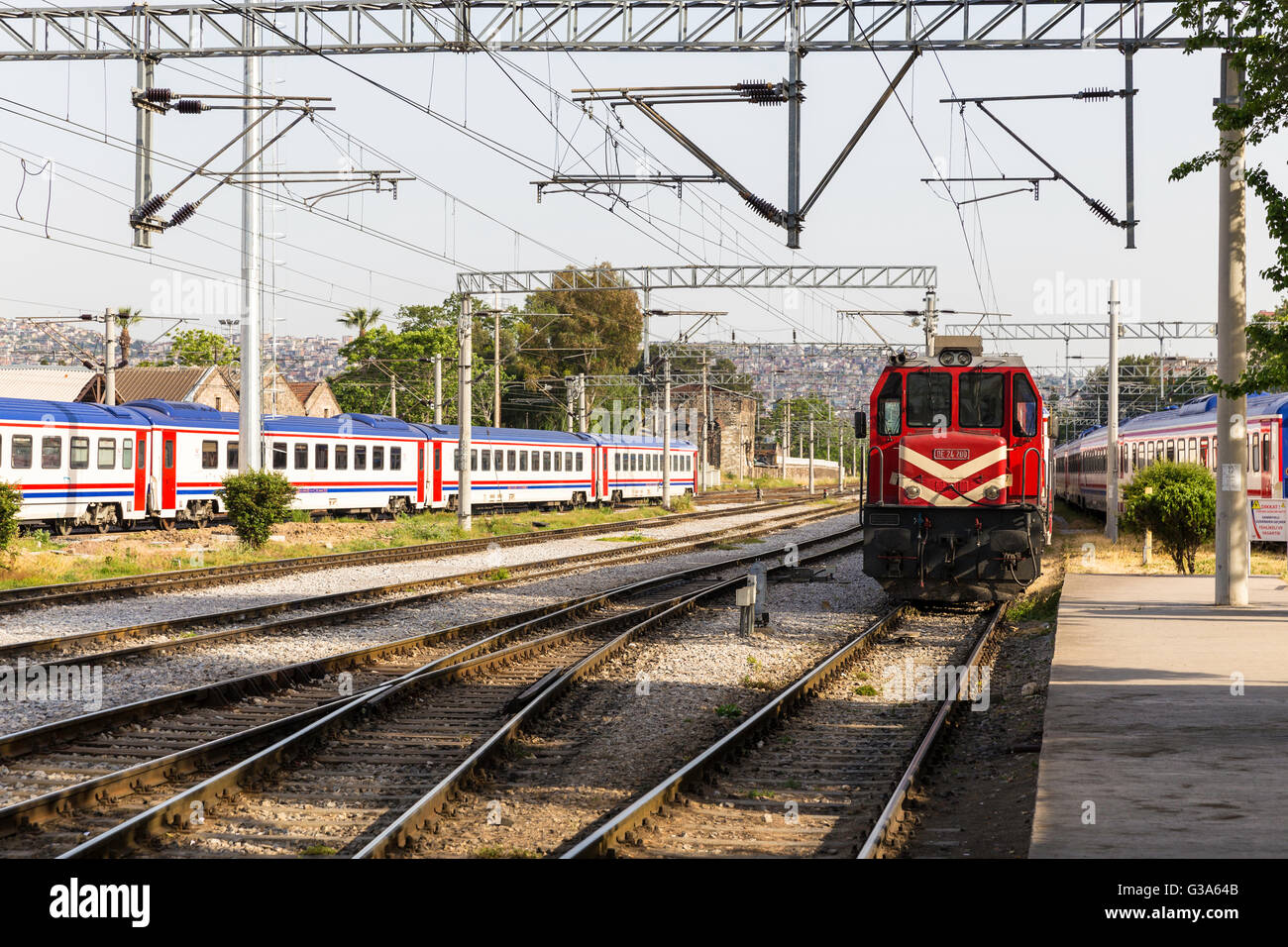 La vieille locomotive rouge train à essence stationné dans la gare Izmir Alsancak Banque D'Images