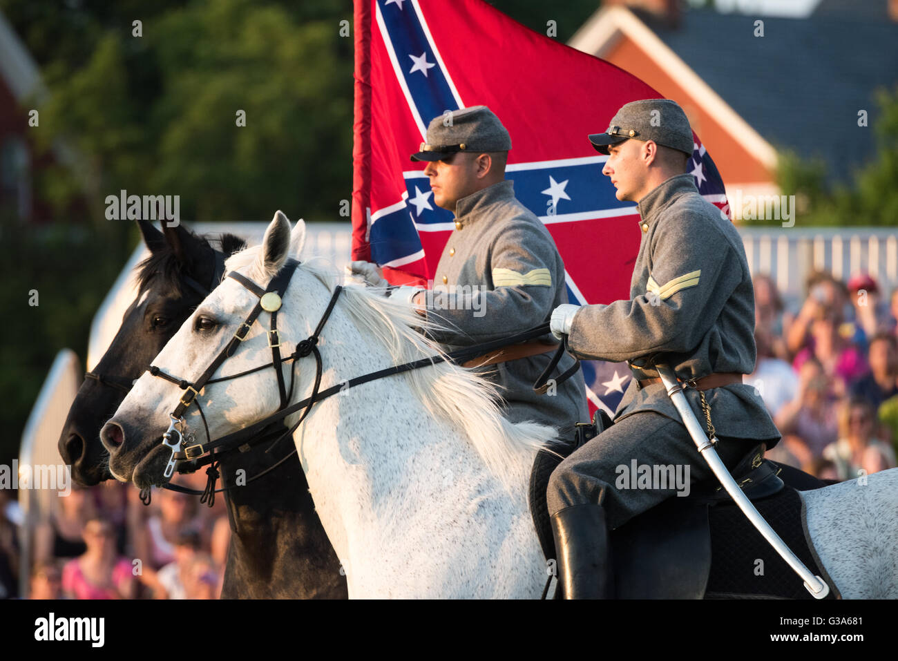 Base commune de tatouage Twilight de l'armée américaine Myer Henderson Hall Arlington Virginie // ARLINGTON, Virginie — des reconstituteurs confédérés à cheval, portant un drapeau de bataille confédéré de la guerre de Sécession (1861-1865), sont vus lors d'une démonstration historique à la base commune Myer-Henderson Hall. Cette installation militaire à Arlington, en Virginie, est le lieu de divers événements publics. Le Twilight Tattoo de l'armée américaine, un concours militaire public gratuit mettant en valeur la précision des unités cérémonielles de l'armée américaine comme le 3rd U.S. Infantry Regiment (The Old Guard) et l'orchestre de l'armée américaine « Pershing's Own », est également présent Banque D'Images