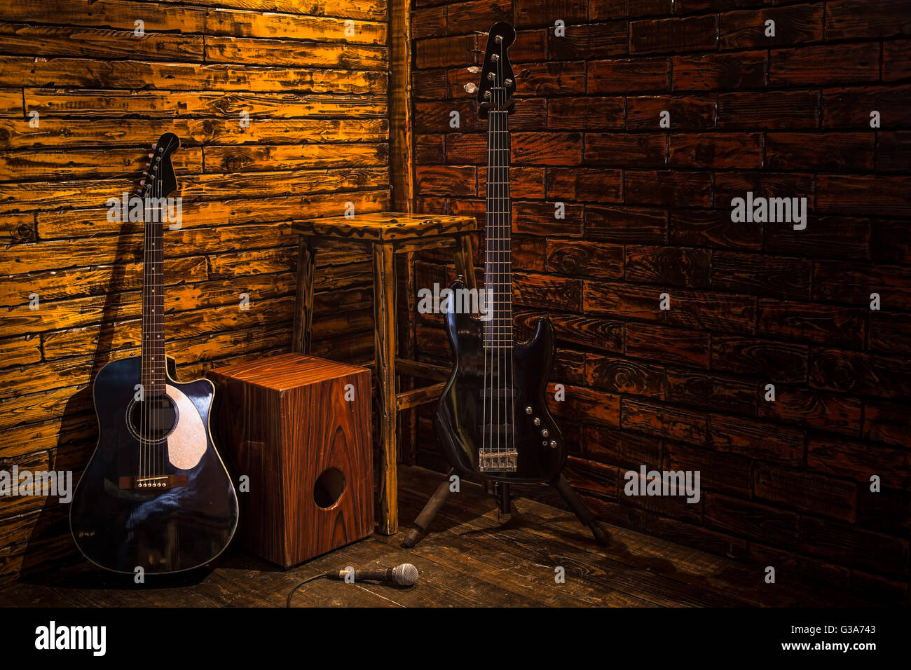 Cajon, basse et guitare acoustique sur scène en bois en pub Banque D'Images