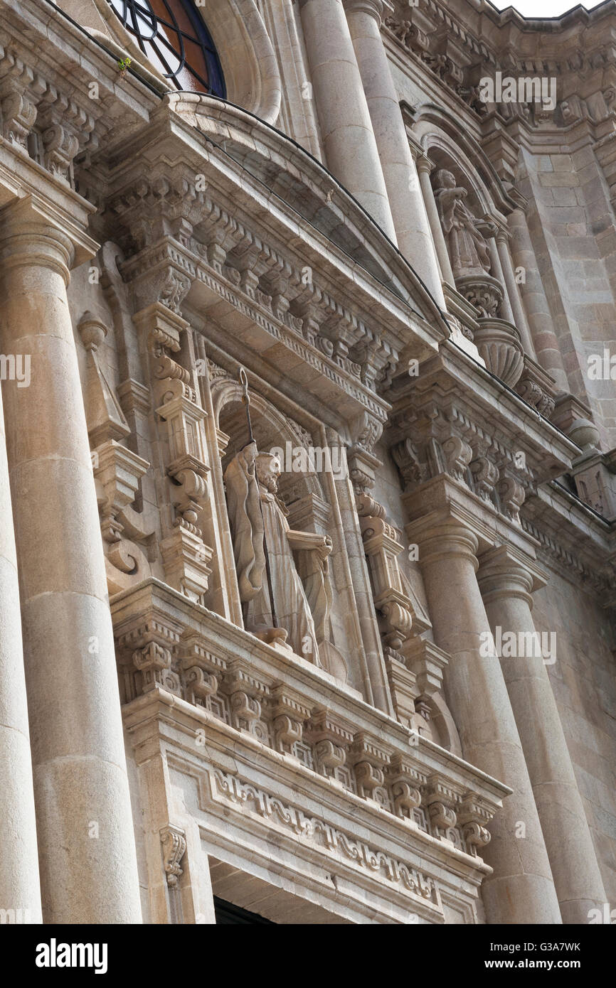 Samos, Espagne : façade baroque du monastère bénédictin de San Xulián de Samos. Dans la niche est une sculpture de Saint Benoît. Banque D'Images