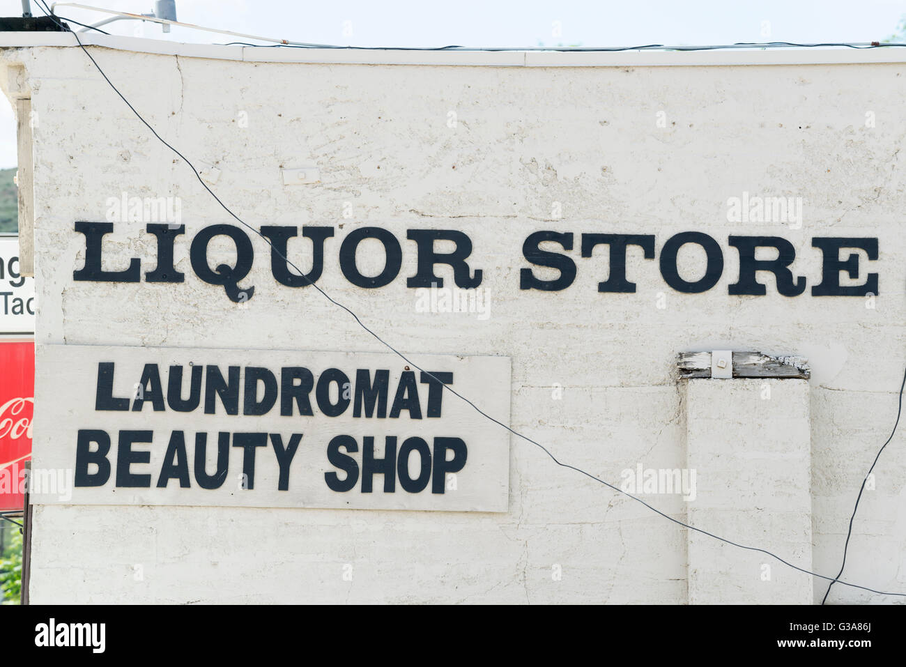 Combinaison liquor store, laverie et de beauté dans la petite ville de Huntington, de l'Oregon. Banque D'Images