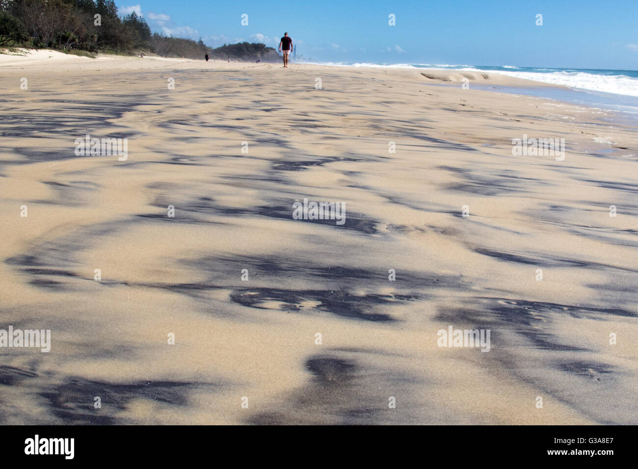 Des modèles dans le sable le long de la plage après une tempête sur la Gold Coast en Australie Banque D'Images