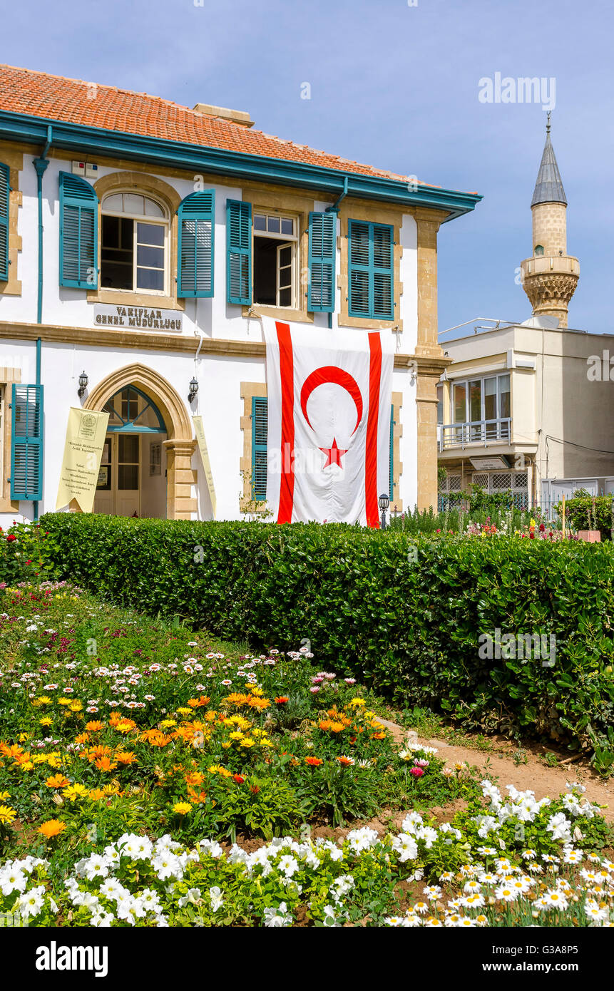 Le drapeau de la République turque de Chypre du Nord accroché sur un immeuble dans le nord de Nicosie, capitale de Chypre du Nord. Banque D'Images