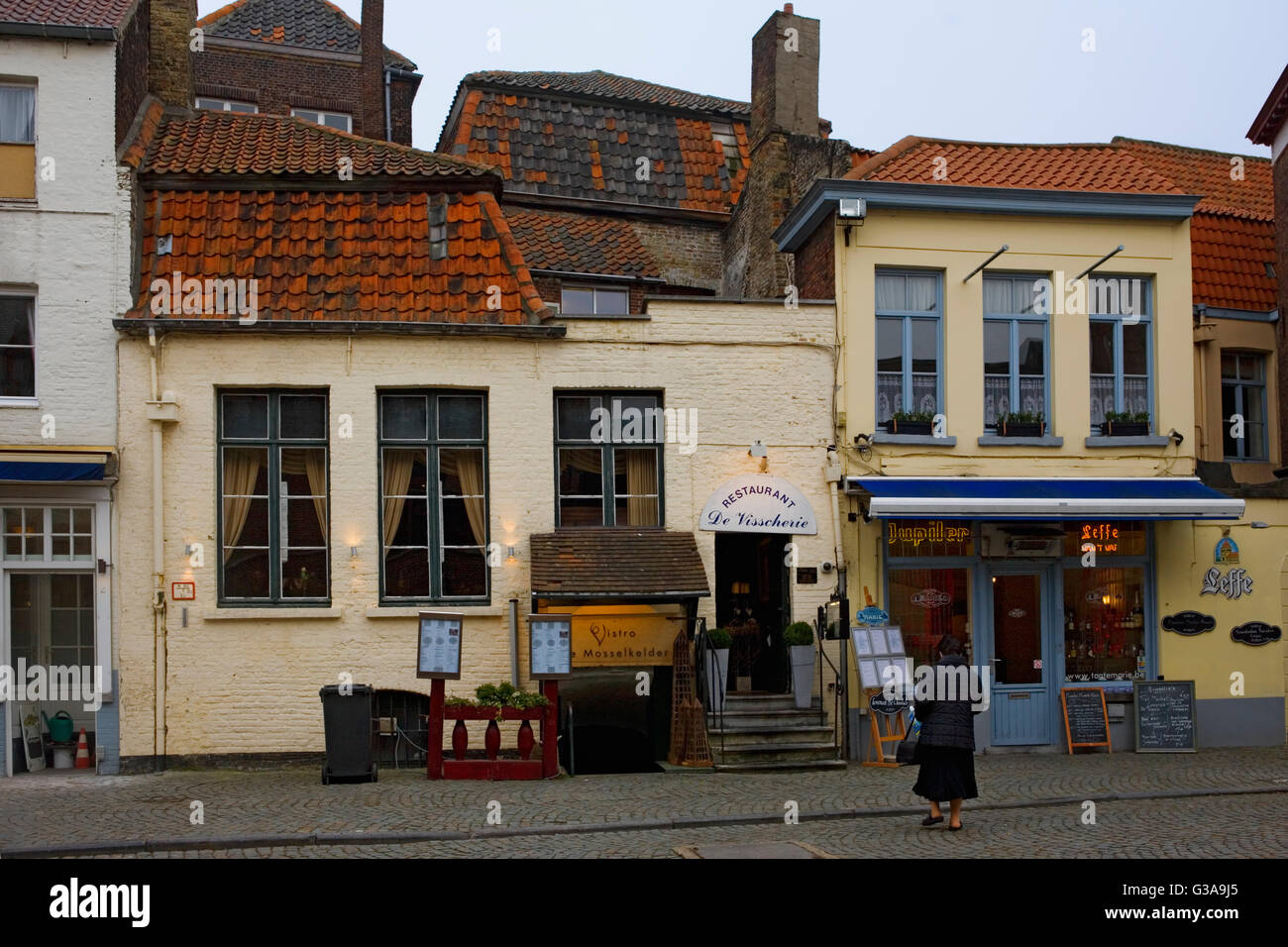 Huidenvettersplein, Brugge, Belgique : le Restaurant De Visscherie Cafe et tante Marie line le petit carré magique Banque D'Images