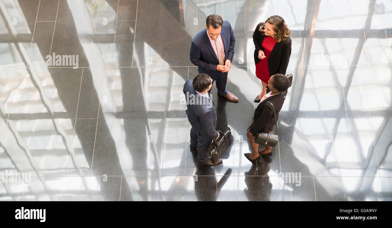 Corporate Business people talking in office lobby moderne Banque D'Images