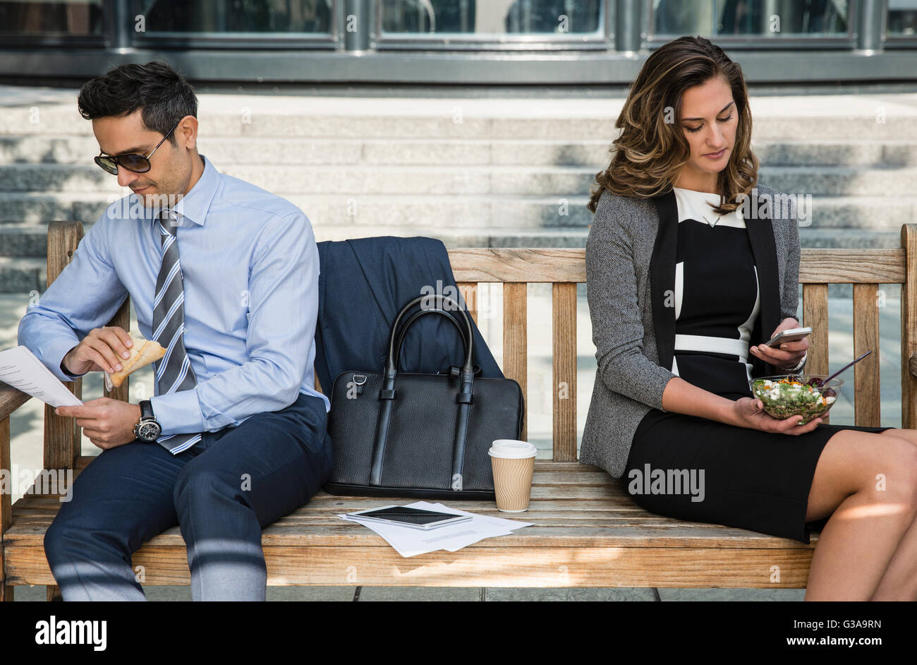 Homme d'entreprise et homme d'affaires et manger le déjeuner de travail sur l'établi Banque D'Images