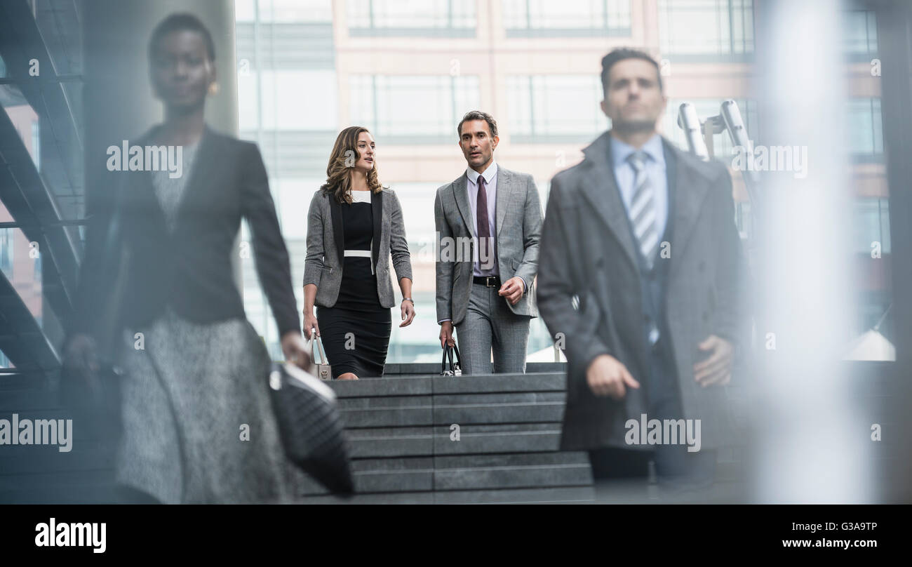 Les gens d'affaires de l'entreprise escaliers descendant Banque D'Images