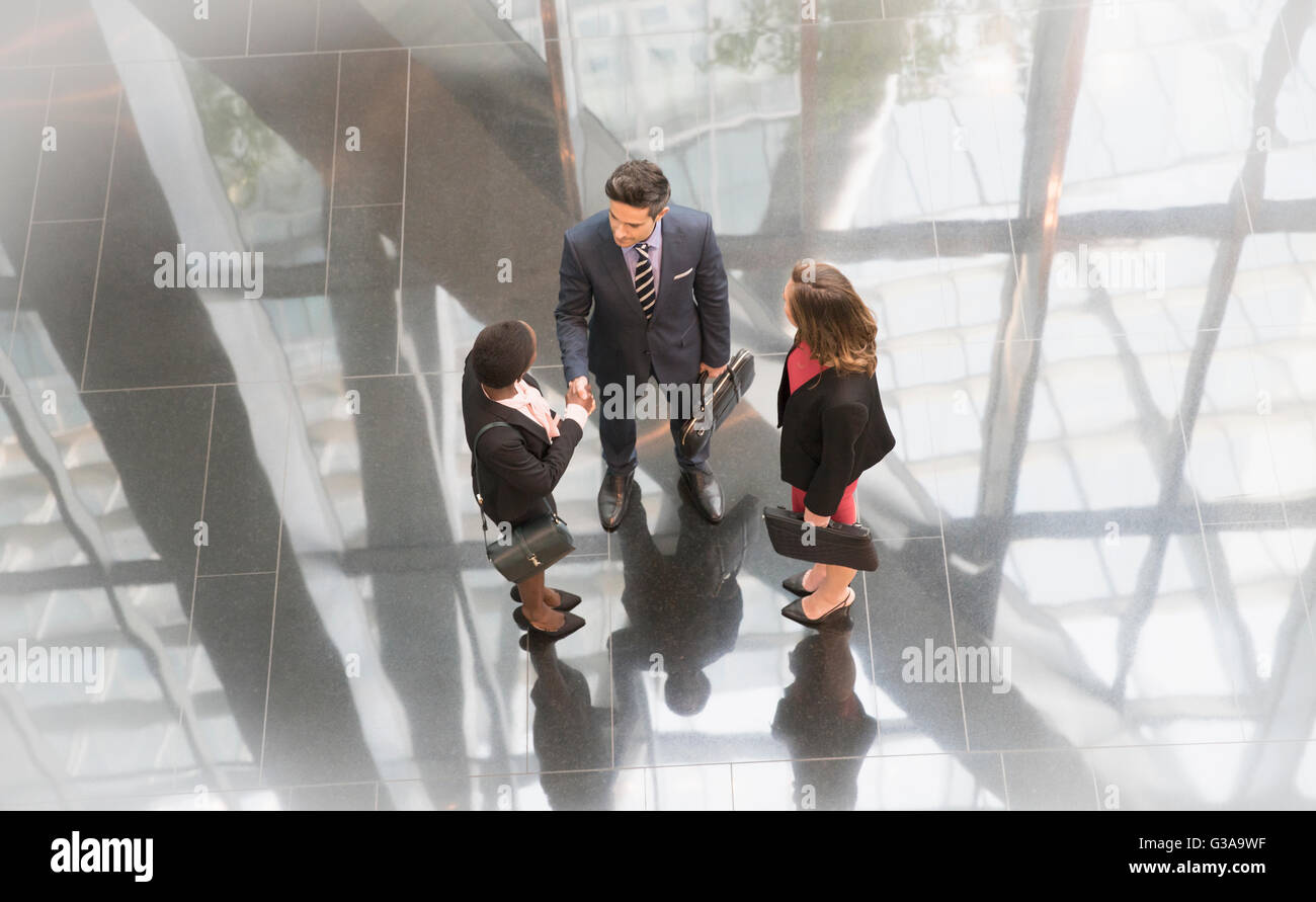 Corporate Business people talking in office lobby moderne Banque D'Images
