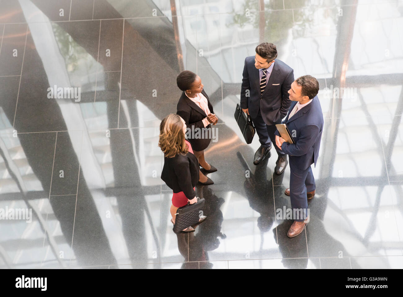 Corporate Business people talking in office lobby moderne Banque D'Images