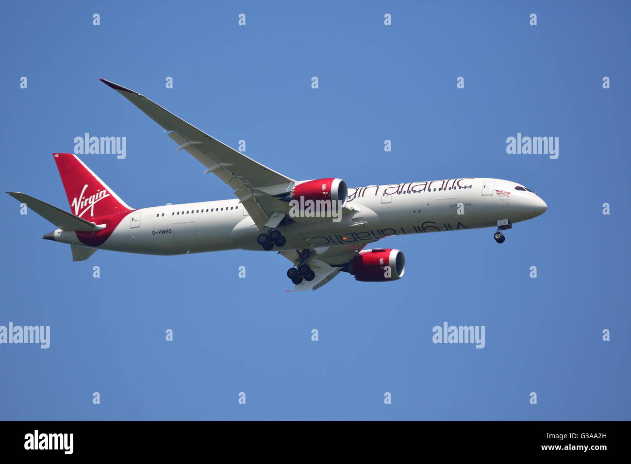 Virgin Atlantic Boeing 787-9 Dreamliner G-VWHO l'atterrissage à l'aéroport Heathrow de Londres, UK Banque D'Images