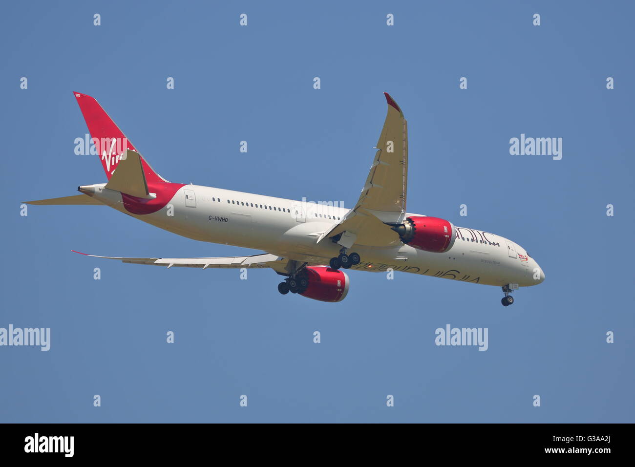 Virgin Atlantic Boeing 787-9 Dreamliner G-VWHO l'atterrissage à l'aéroport Heathrow de Londres, UK Banque D'Images