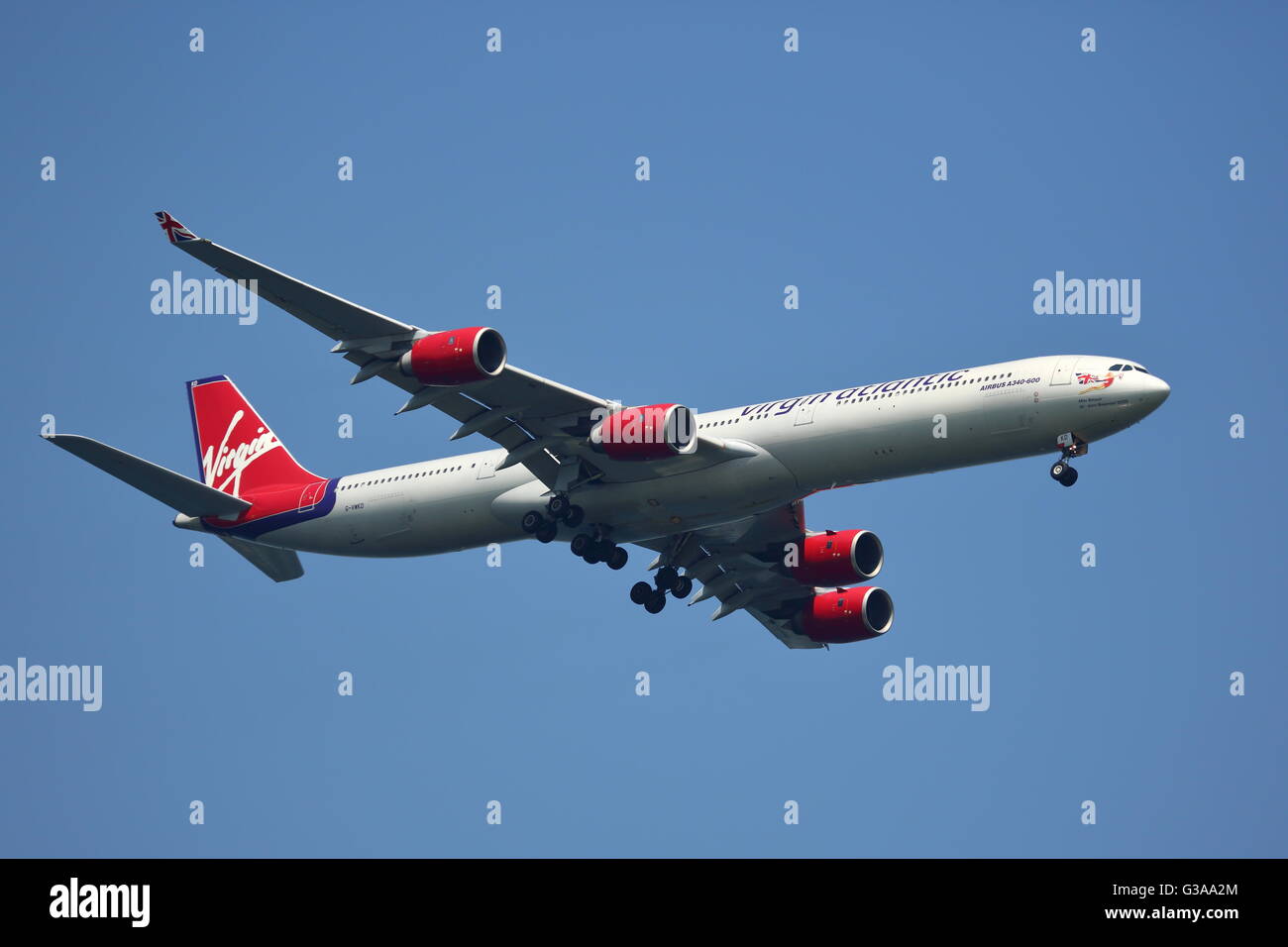 Virgin Atlantic Airbus A340-600 G-VWKD l'atterrissage à l'aéroport Heathrow de Londres, UK Banque D'Images