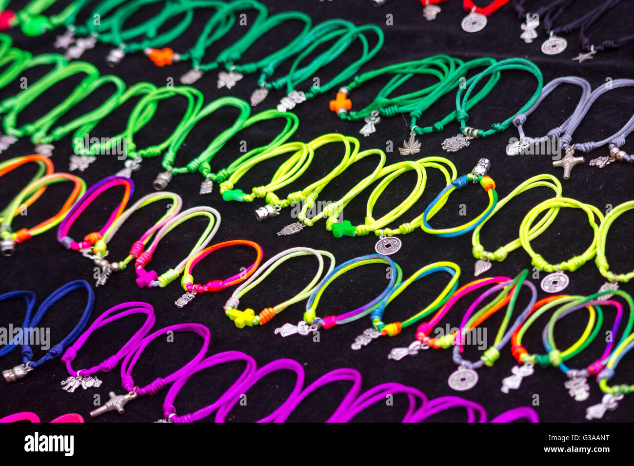 Bracelets de couleur avec l'arrière-plan Banque D'Images