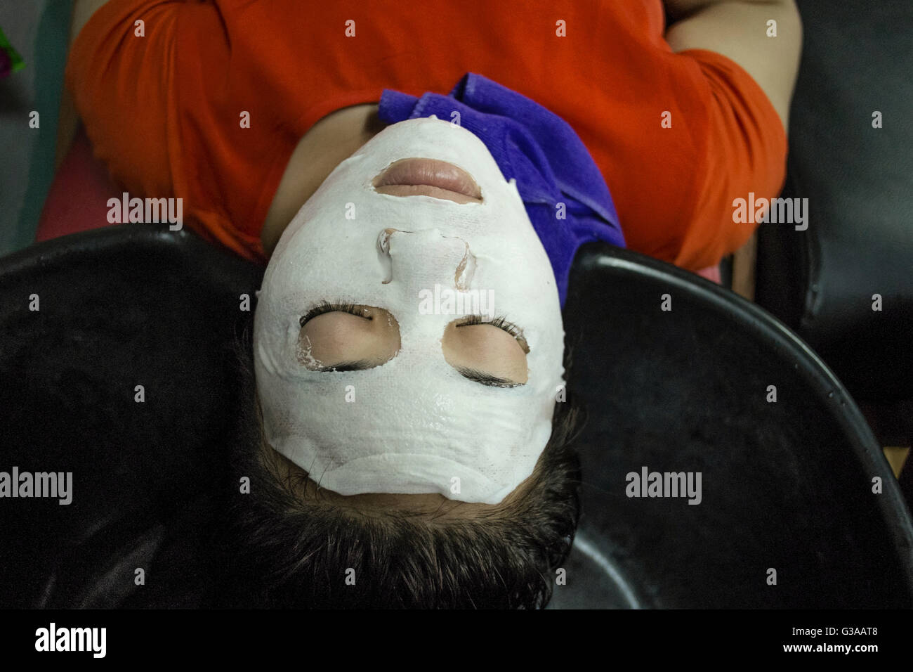 Une jeune femme porte un masque de visage dans un institut de beauté à Ban Watsene, Luang Prabang, Laos, Luang Prabang Province Banque D'Images