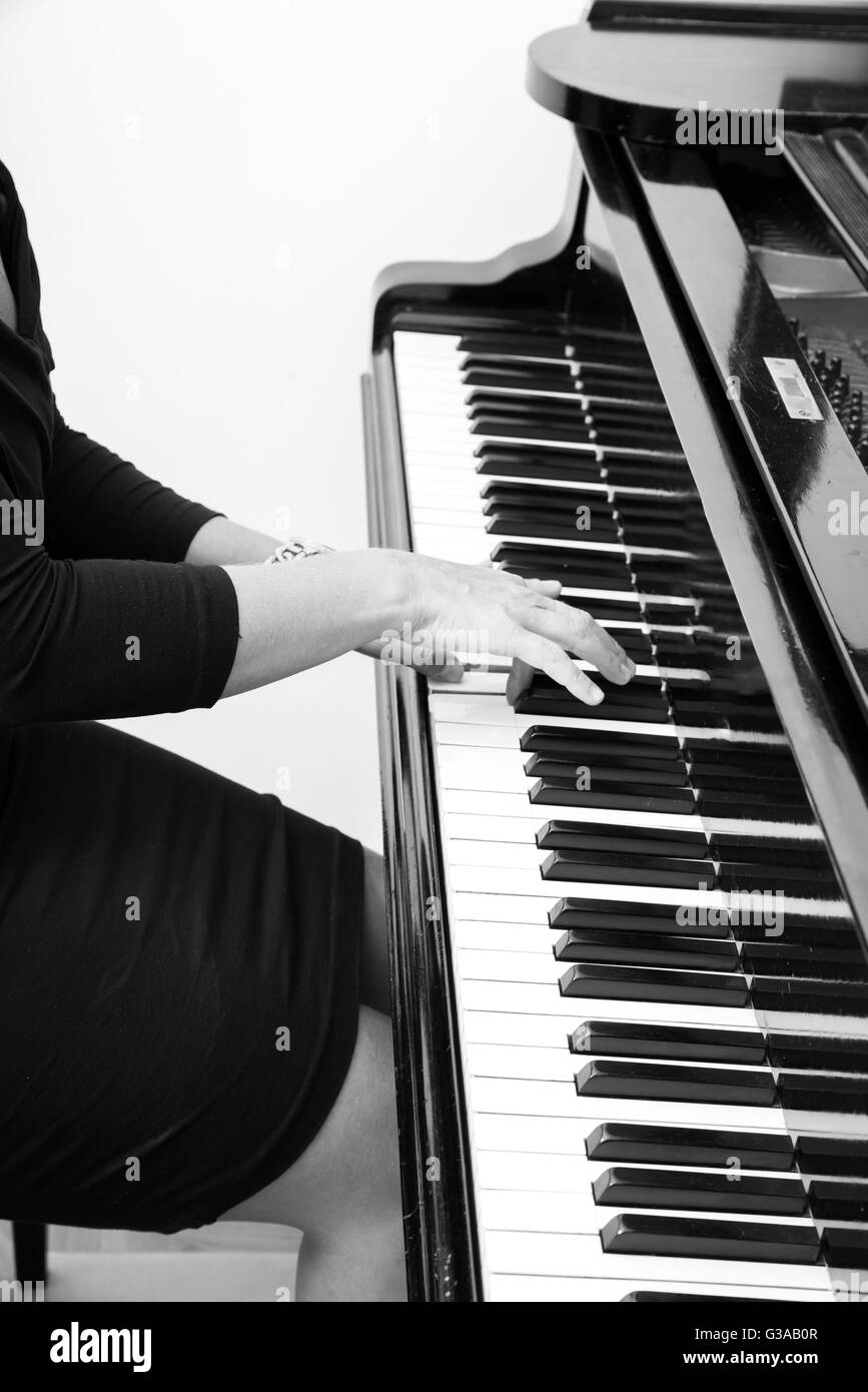 Les mains d'un musicien classique femme jouant au piano. Banque D'Images