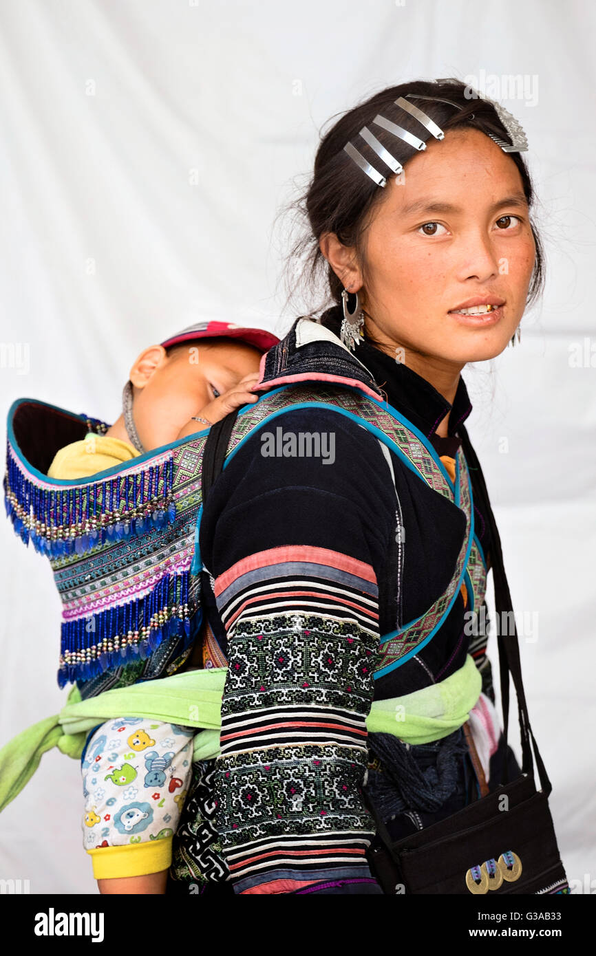 Une femme Hmong et son bébé, portant des costumes traditionnels de Sapa, province de Lao Cai, Vietnam Banque D'Images