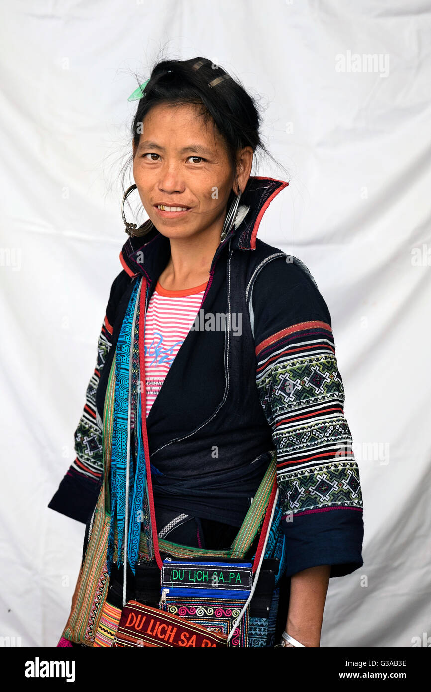 Une jeune femme portant un costume Hmong traditionnels à Sapa, province de Lao Cai, Vietnam Banque D'Images