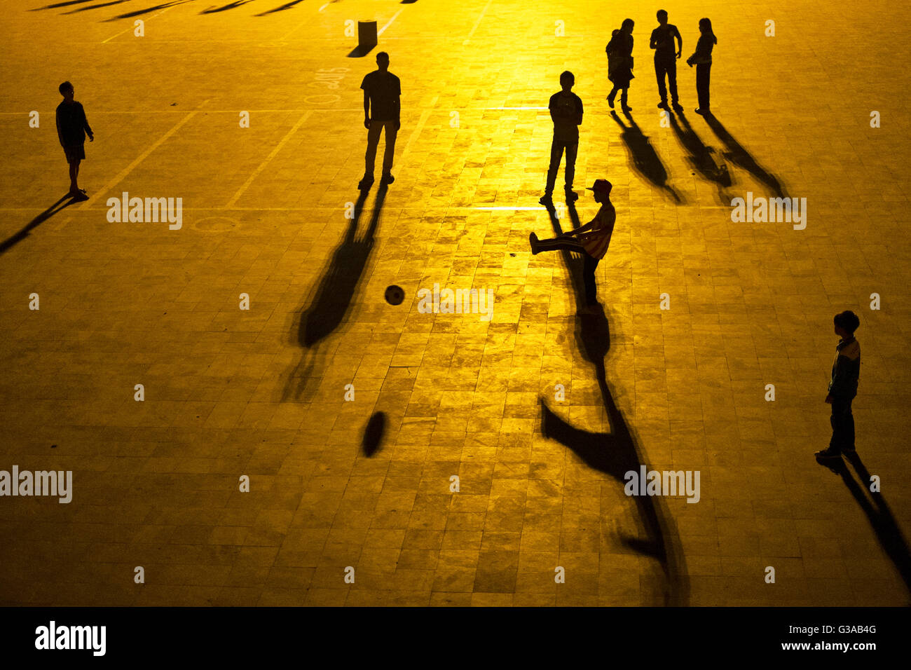 Les jeunes jouent au soccer dans la nuit sur le Quang Truong square à Sapa, province de Lao Cai, Vietnam Banque D'Images