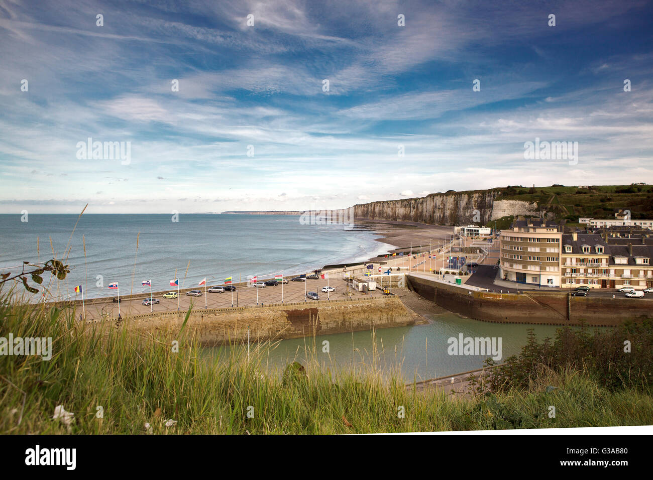 Fécamp, FRANCE - 8 avril 2015 : Ville et des navires dans le Port de Fécamp Normandie France le 2 octobre 2012 Banque D'Images