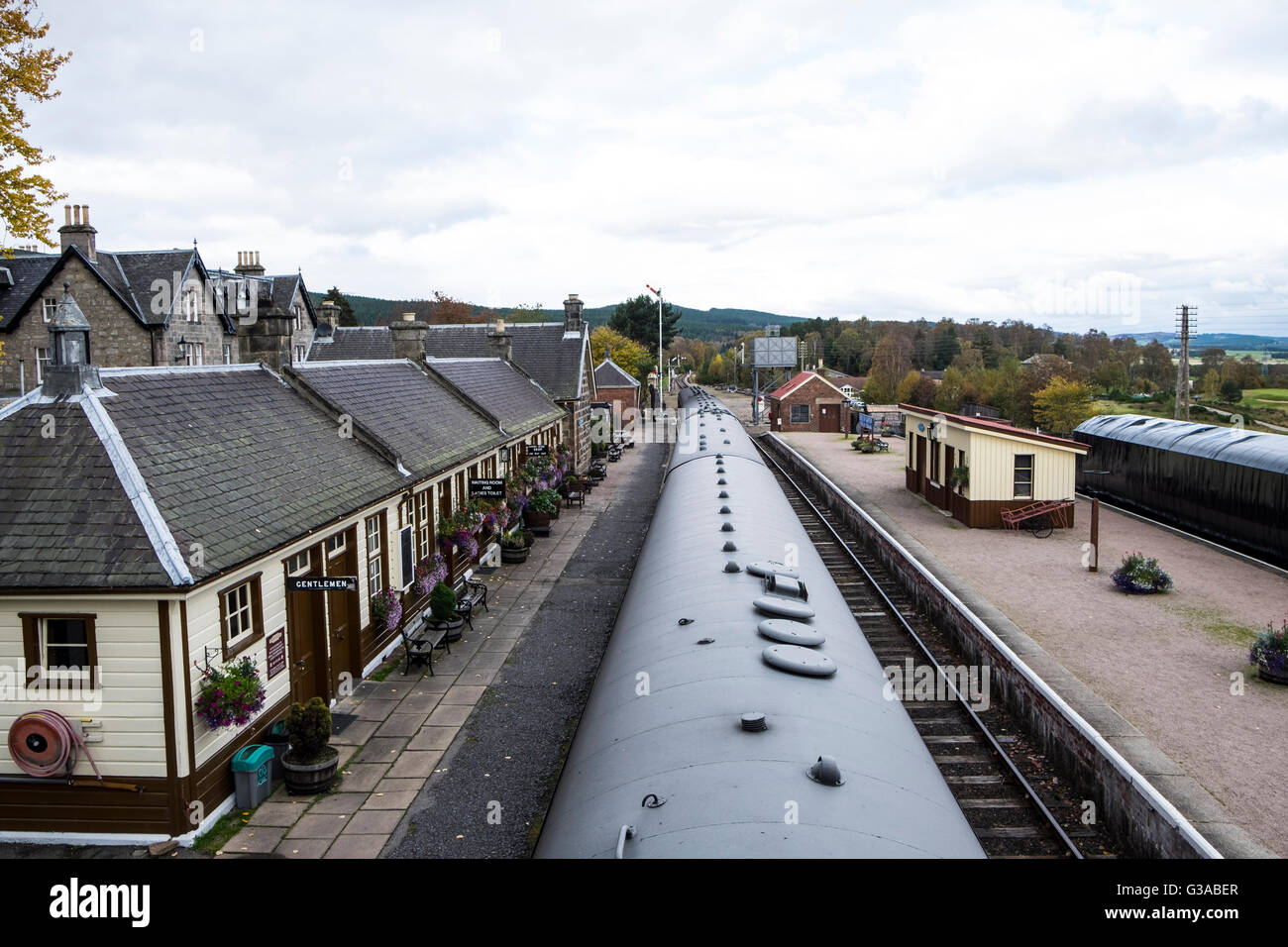 Regardant vers le bas de la passerelle à Boat of Garten Gare et le long de la Strathspey Railway en Scottish Highlands Banque D'Images