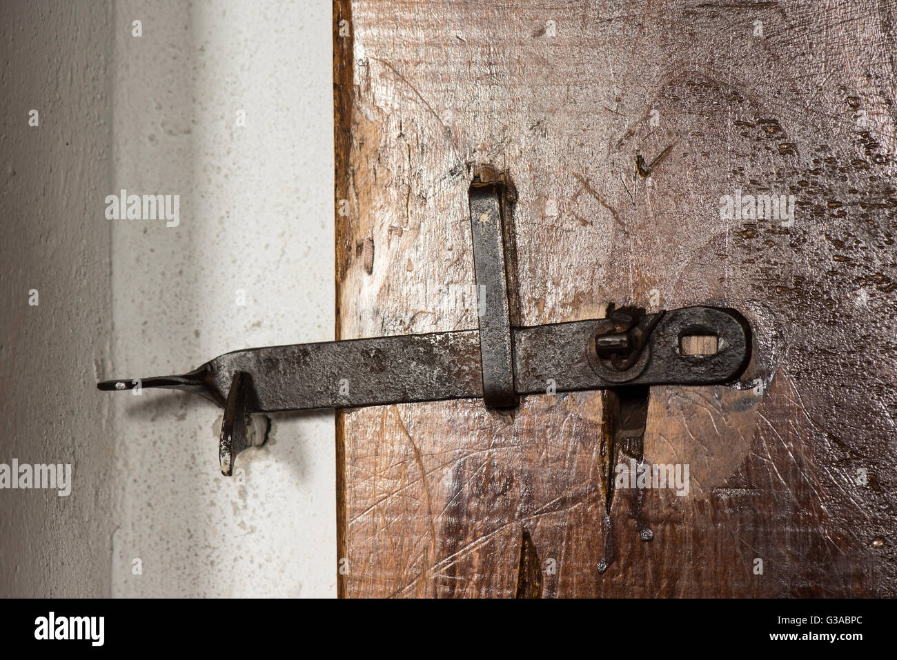 Loquet de porte en bois ancien fer à repasser Banque D'Images