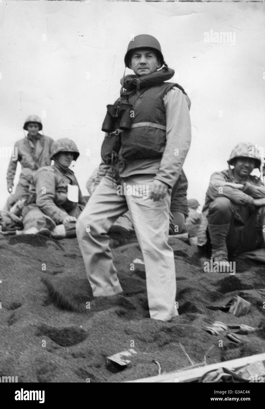 Le secrétaire américain de la Marine C. James Forrestal, inspecte l'Iwo Jima beachhead peu après que les Marines américains ont débarqué sur février 18, 1945 et fixé leur position. Banque D'Images