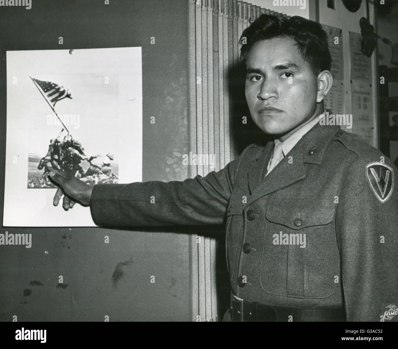 Le Soldat de première classe Marine Ira Hayes illustre le rôle qu'il a joué dans l'éducation de la Bannière étoilée sur le mont Suribachi, Iwo Jima en soulignant son image sur la photo historique de l'événement. Banque D'Images